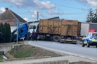 Két teherautó ütközött Tekeújfalunál, teljesen elzárták az utat