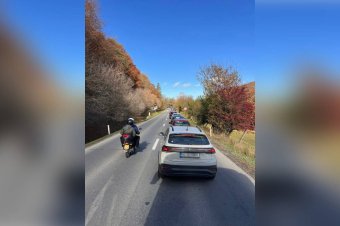 Autóval ütközött, majd egy másiknak csapódott egy robogós, mielőtt a sáncba esett volna Udvarhely mellett