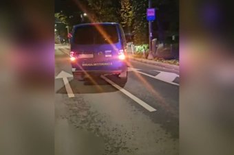 Bedrogozott férfi próbált meg autójával nekihajtani az orosz nagykövetség bejárati kapujának Bukarestben