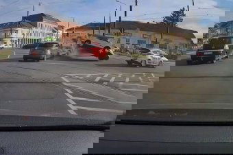 Meglepő, hogy milyen könnyen fel tud borulni egy autó – videó