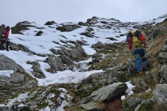 Gyalog vitték el a két holttestet a szakadéktól a helikopterig a hegyimentők a Fogarasban
