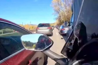 Megérkezett a dugóba motorral, behúzott a két autósor közé, amikor jött hátulról az ütközés – mindent vett a kamera