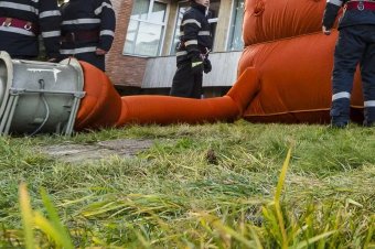 Tragédia Râmnicu Vâlceán: kiugrott egy tömbházból egy férfi, még mielőtt a tűzoltók felfújhatták volna a mentőlégpárnát