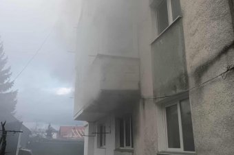 Tűz ütött ki egy maroshévízi tömbházlakásban, több lakót is kimenekítettek