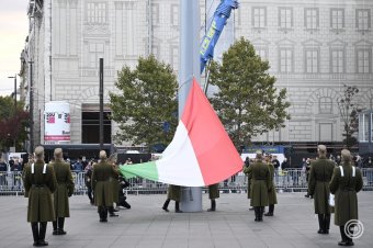 Felvonták a nemzeti lobogót az Országház előtt