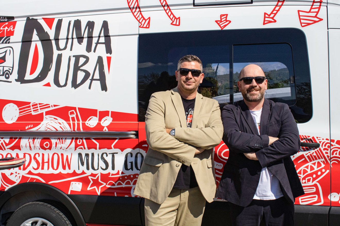 A műsorvezetői páros a Secuiana által biztosított öltönyökben ült be a stúdióba •  Fotó: Rádió GaGa