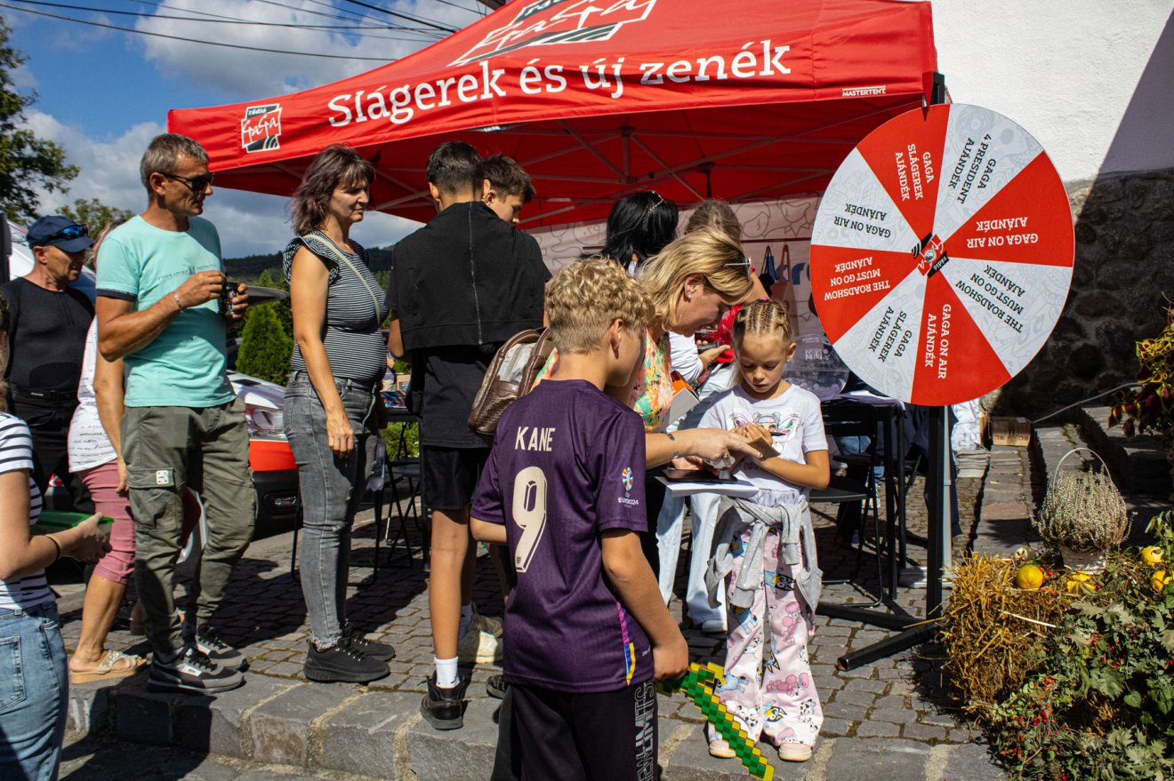 Élet a marketingsátornál •  Fotó: Rádió GaGa