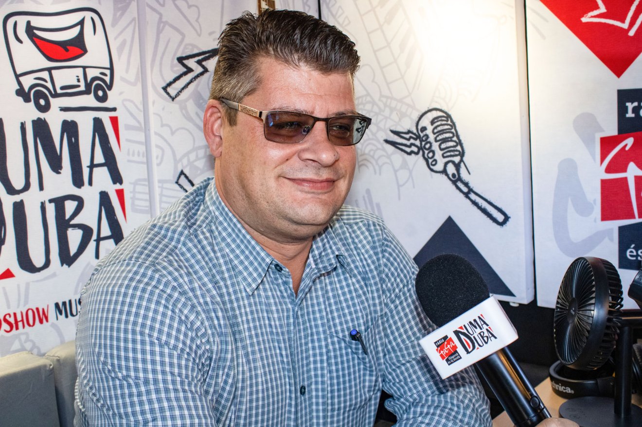 Zsűri a Duma Dubában. Gyarmati Dezső élelmiszeripari mérnök a pontozás szabályait is ecsetelte a hallgatóknak •  Fotó: Rádió GaGa