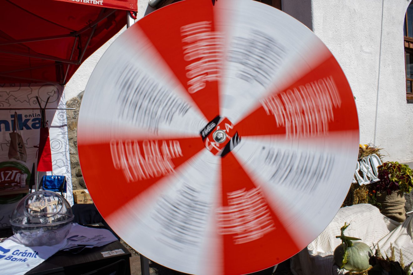 Elengedhetetlen kelléke a kitelepüléseknek a szerencsekerék. Szombaton is pörgött ezerrel •  Fotó: Rádió GaGa