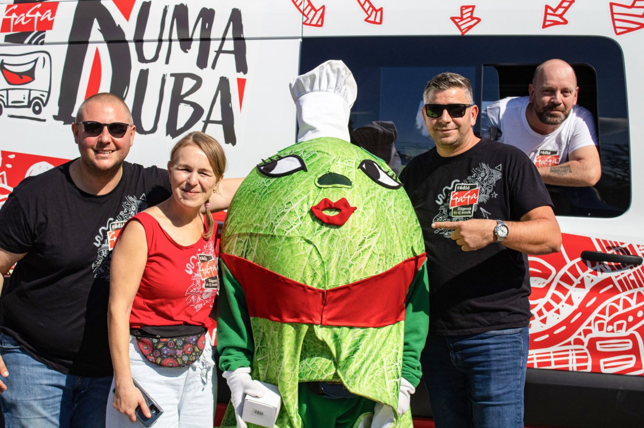 Végül pedig az elengedhetetlen csapatfotó. Most rendhagyó módon, káposztával •  Fotó: Rádió GaGa