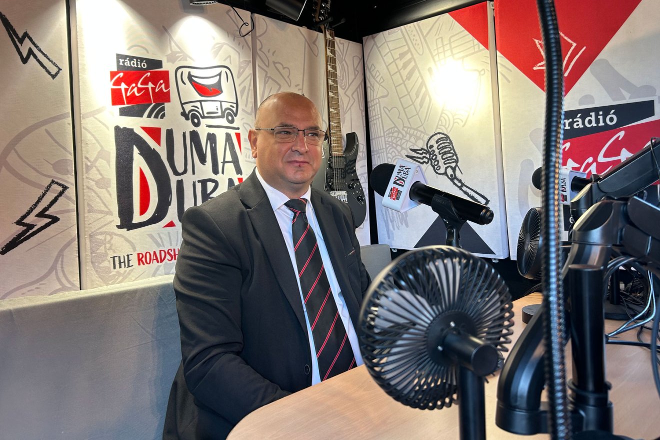 A házigazda Parajd község polgármestere, Nyágrus László a stúdióban •  Fotó: Rádió GaGa