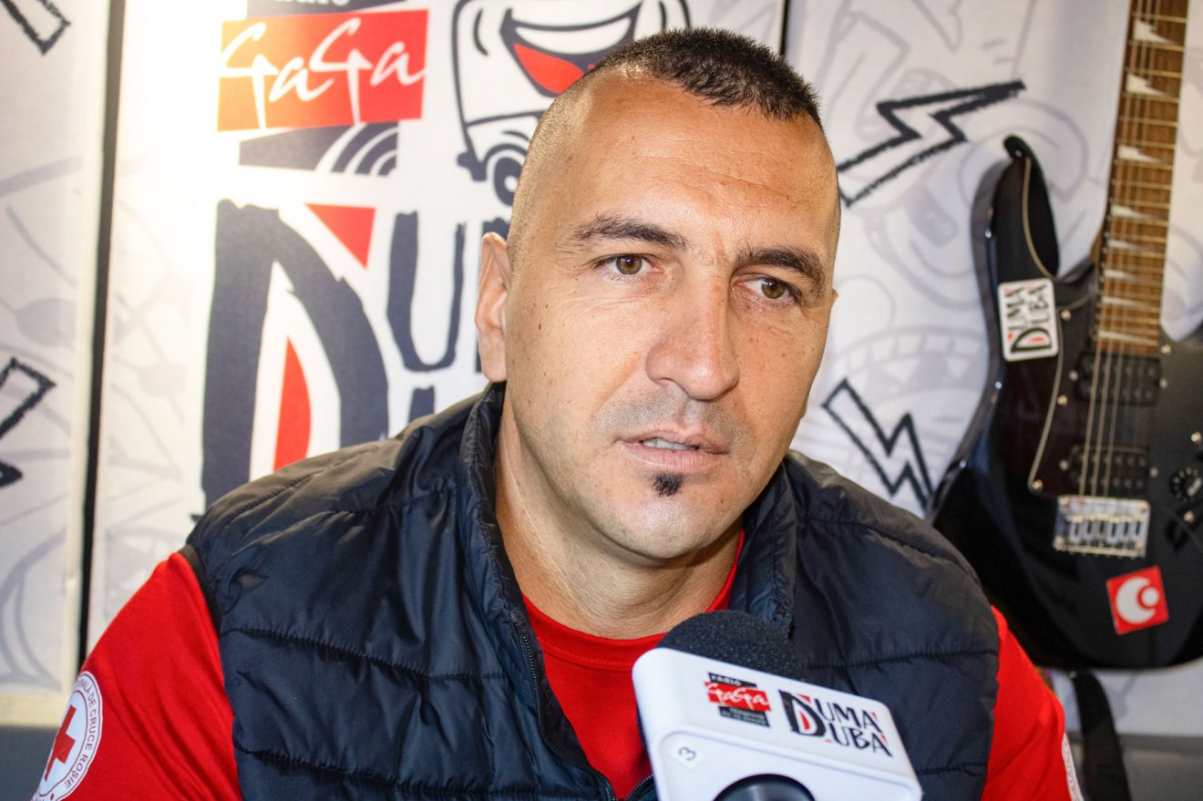 Séf a Vöröskereszttől. Muntyán Albert a mikrofonnál •  Fotó: Rádió GaGa