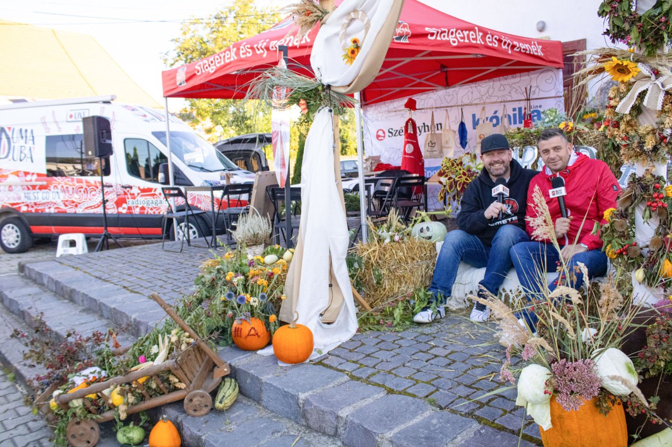 Előtérben a műsorvezetők, háttérben a marketingsátor és a Duma Duba •  Fotó: Rádió GaGa
