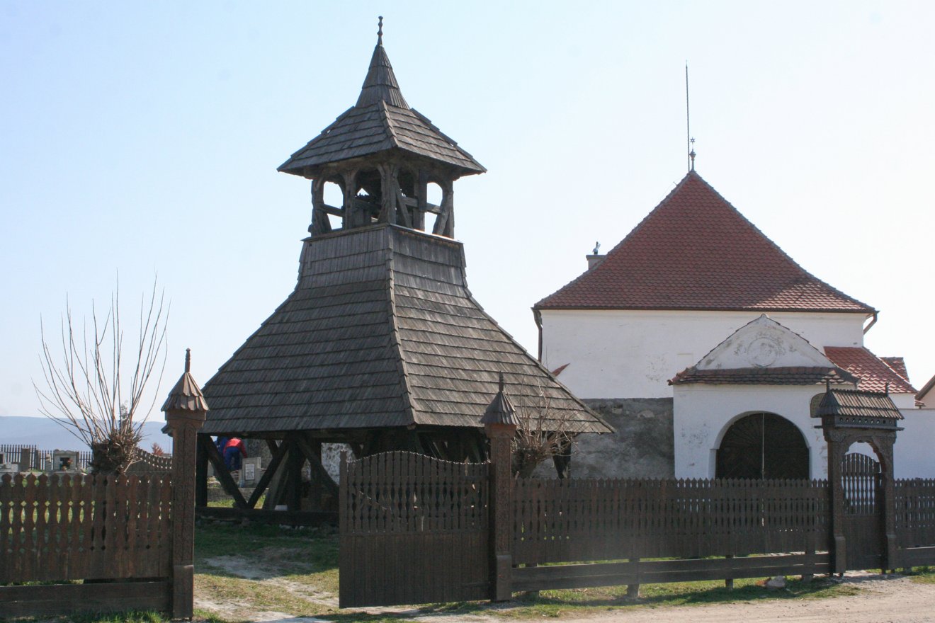 A református templom nyugati oldalán áll az egyik kálnoki harangláb