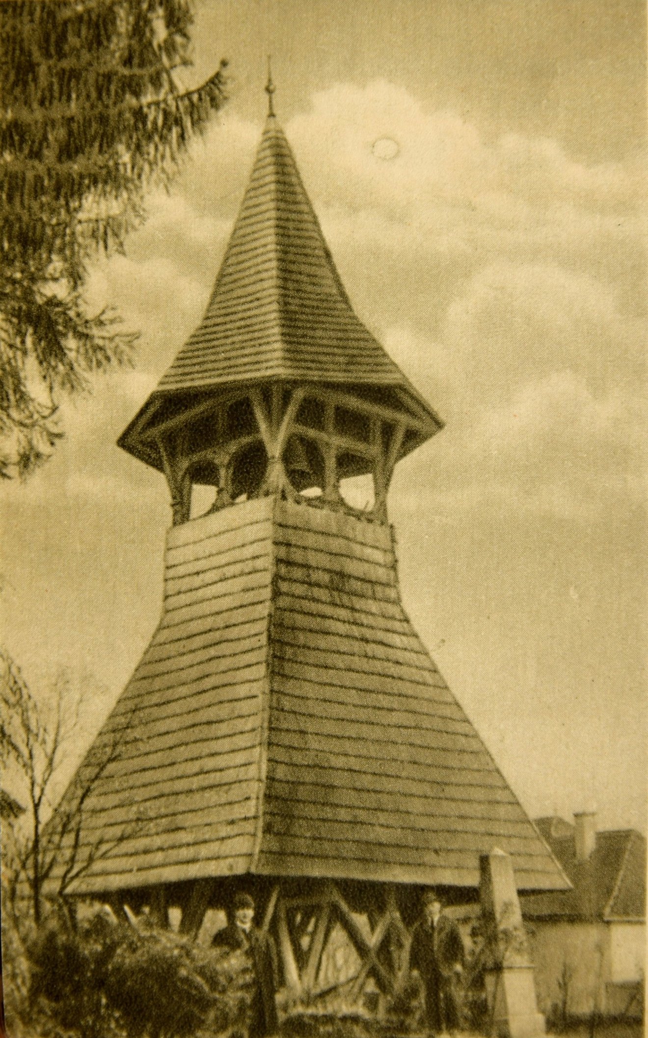 Kálnok 1781-ben készült haranglába az unitárius templom mellett