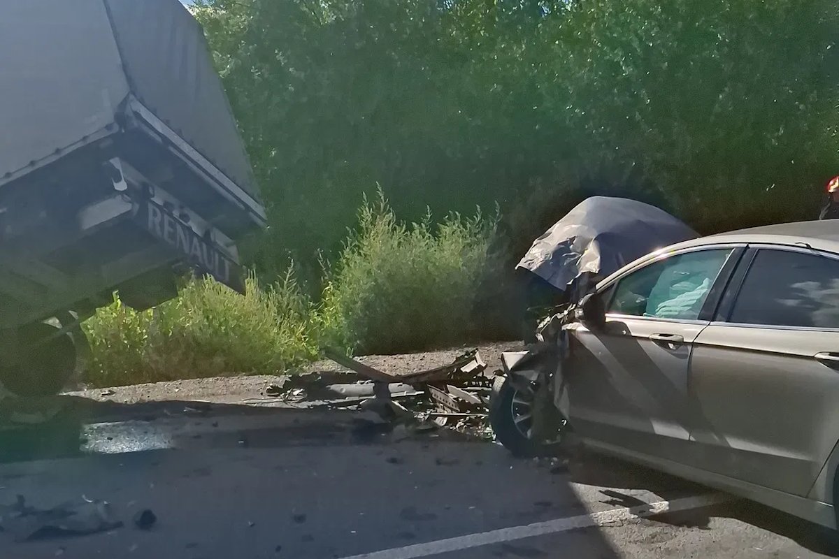 Az ütközés nyomán sáncba borult a kisteherautó •  Fotó: Info Trafic Maros