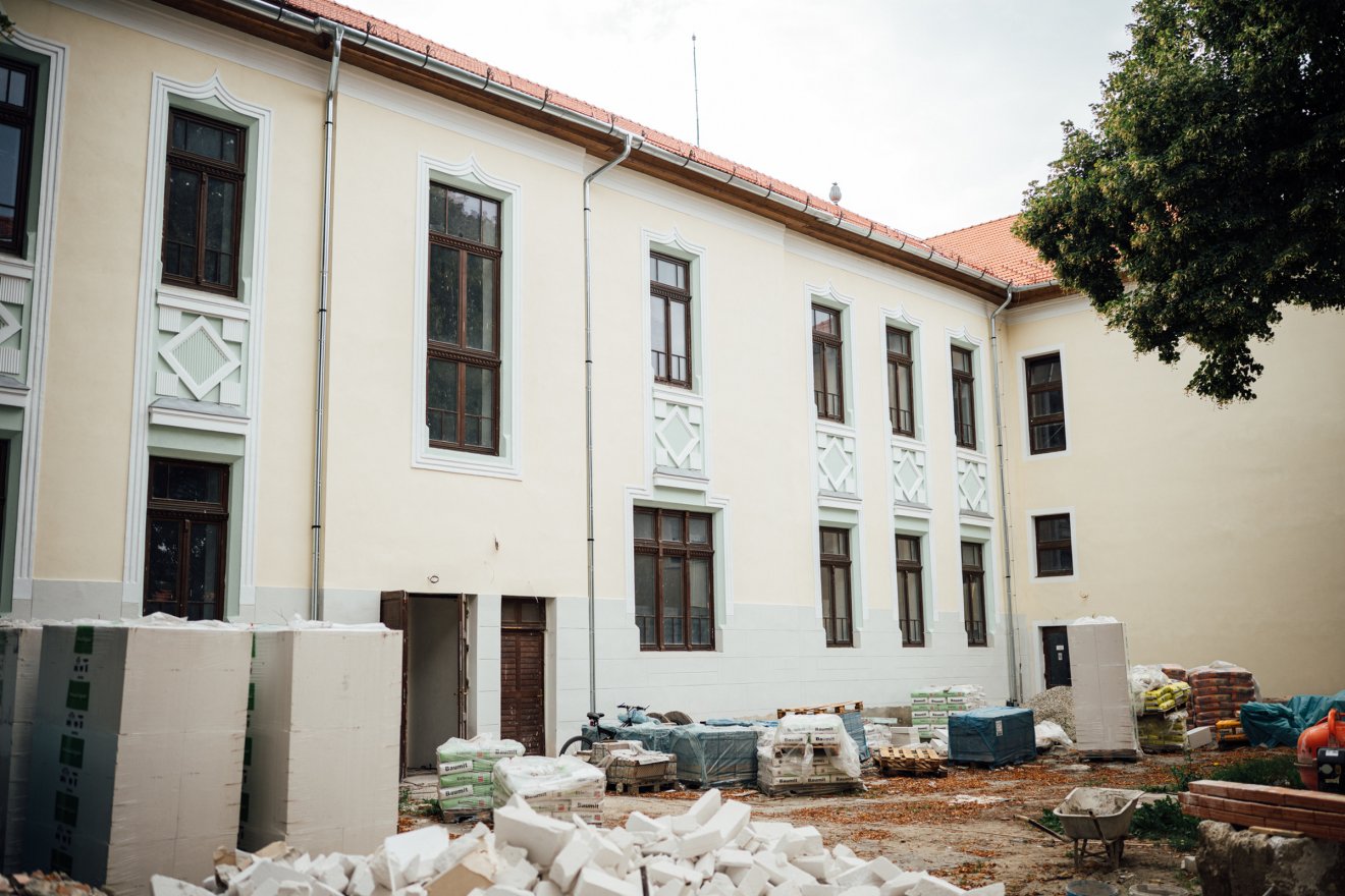 Az EU-s pályázatokból, önrézből finanszírozott beruházásokkal, mint például az Apor Péter Szaklíceum épületének teljes körű korszerűsítése, természetesen nem kellett leállni
