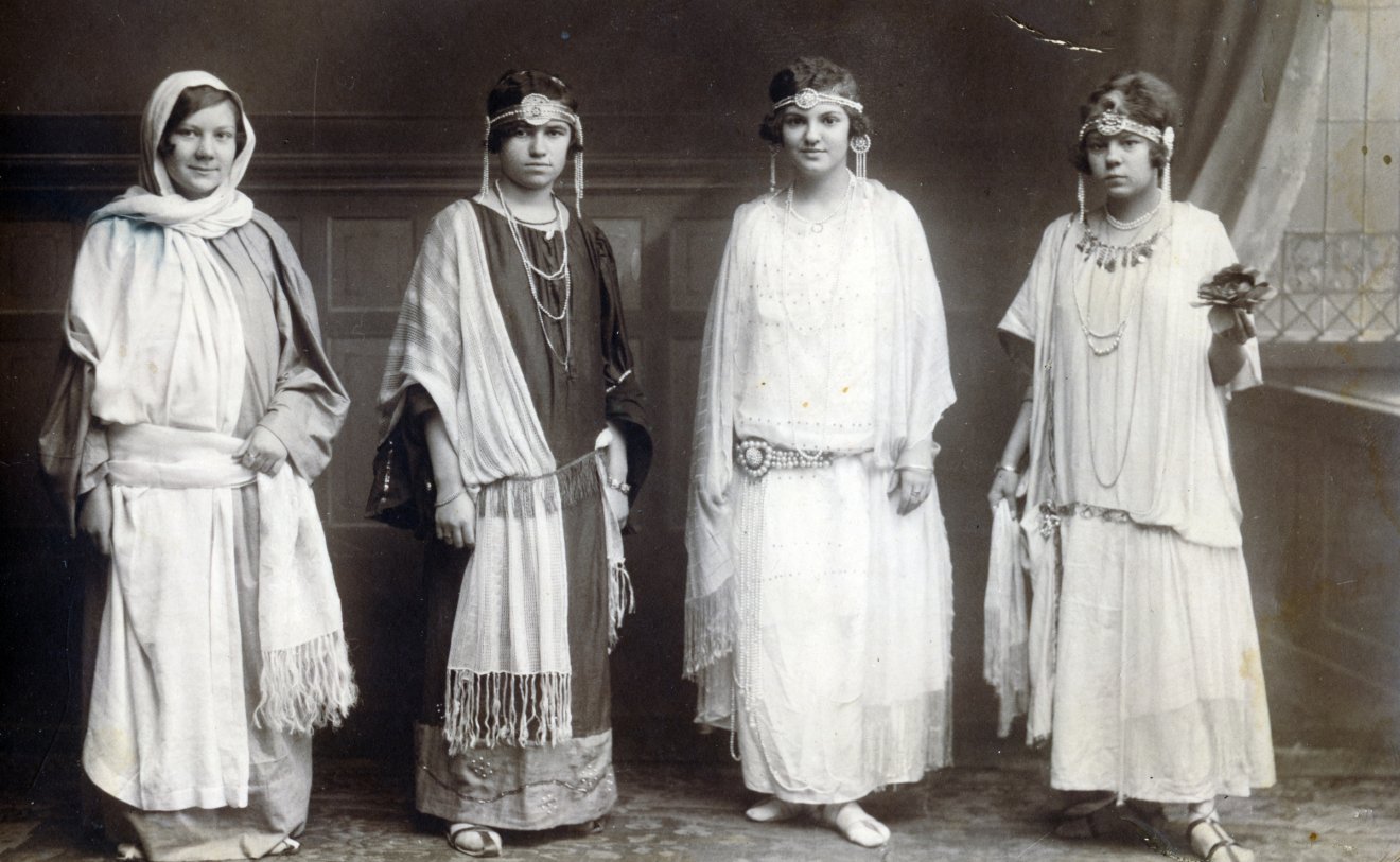 Hölgyek a székelyudvarhelyi Kossuth utcában (a felvétel Kováts István műtermében készült 1930-ban)