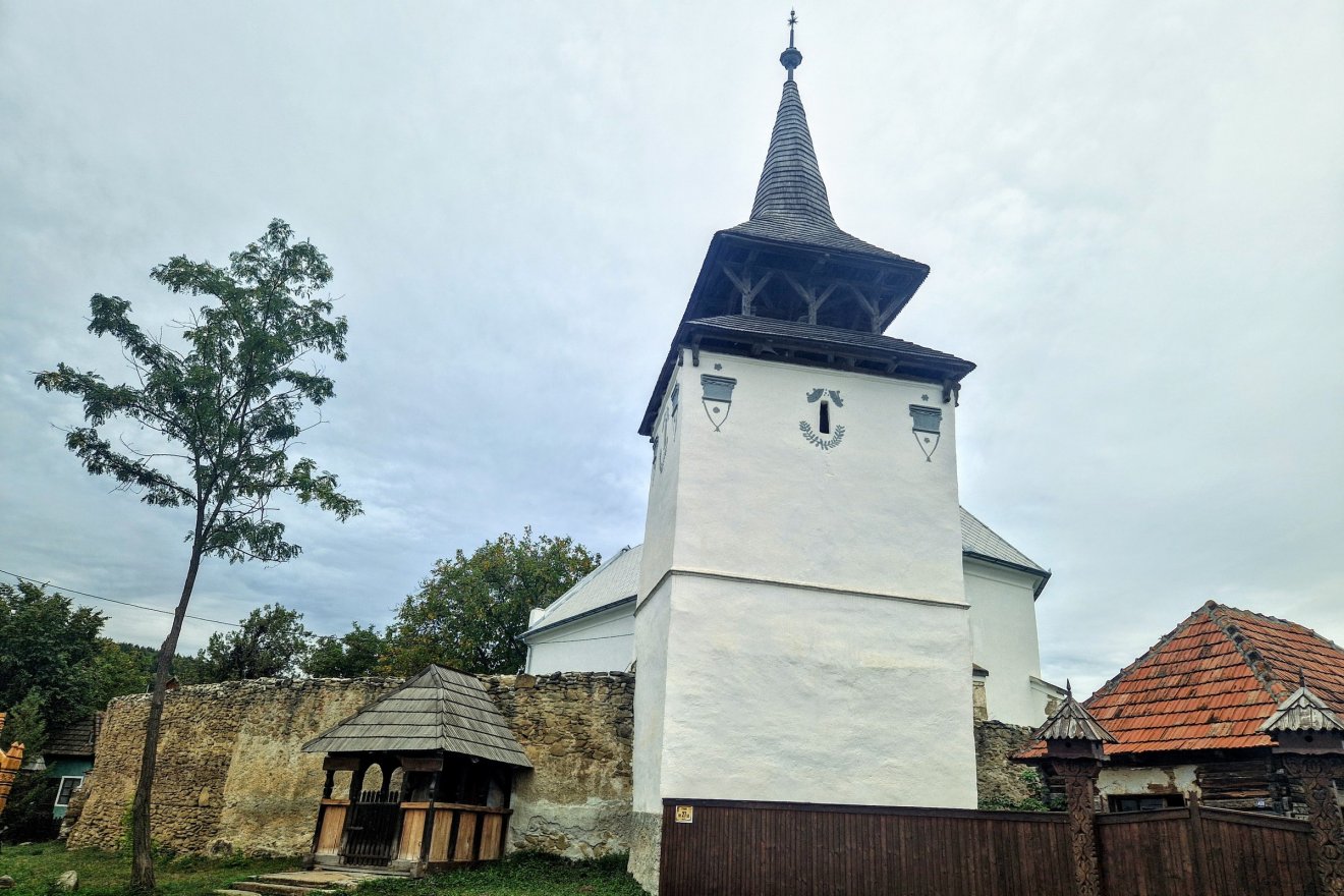 „A feltorjai ref. templom fa toronysisakja a népi fantáziának szeszélyes, de harmonikus, sikerült fellobbanása” (Balogh Ilona)