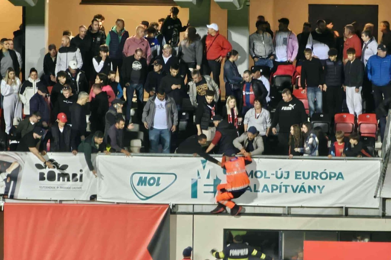 Pillanatok alatt ellátták a sérültet. Az egyik mentős nem körbe ment, hanem felmászott a lelátóra, hogy minél hamarabb a helyszínen lehessen •  Fotó: Székelyhon