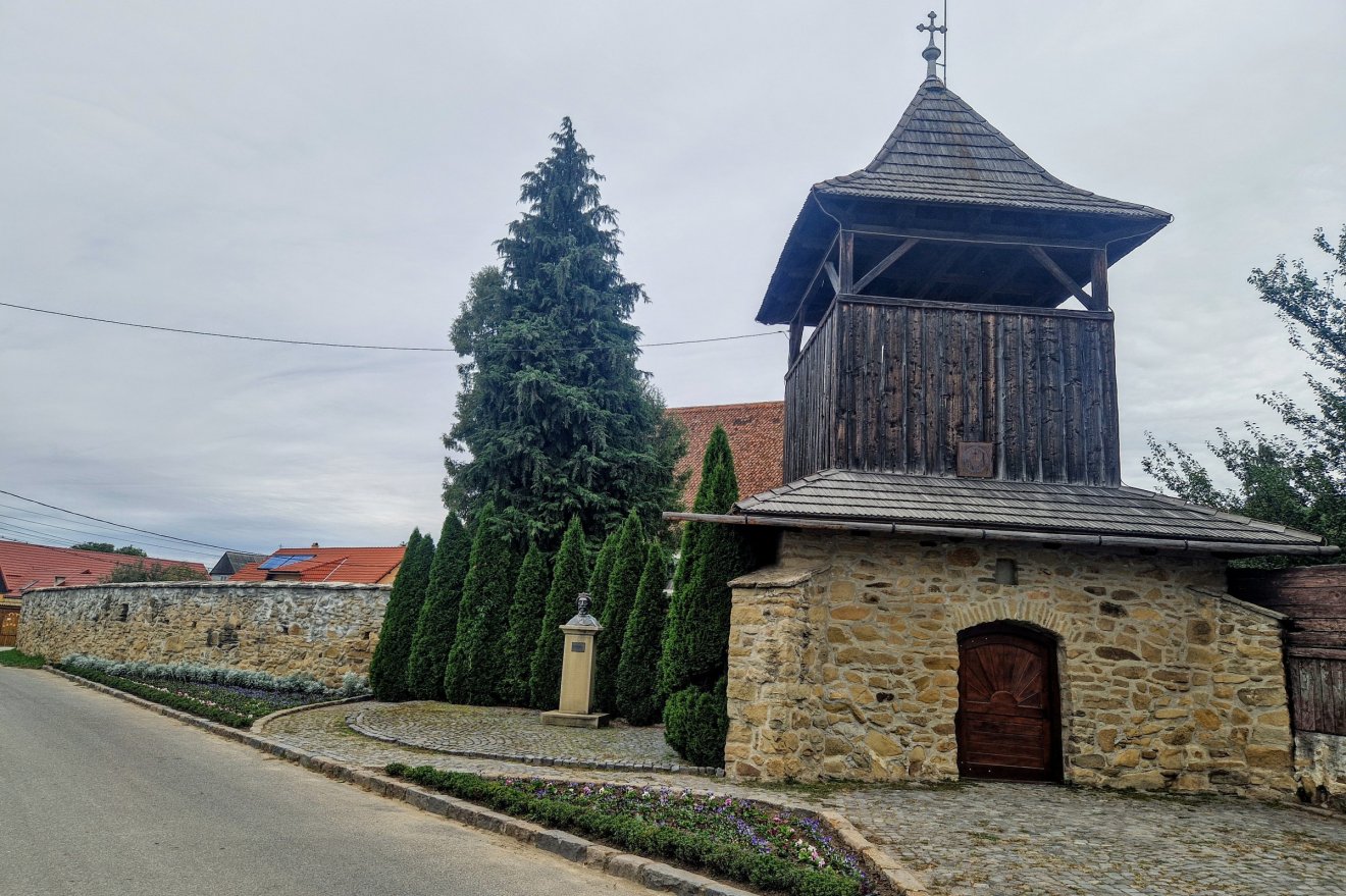 A gelencei harangtorony ráépült a várfalra