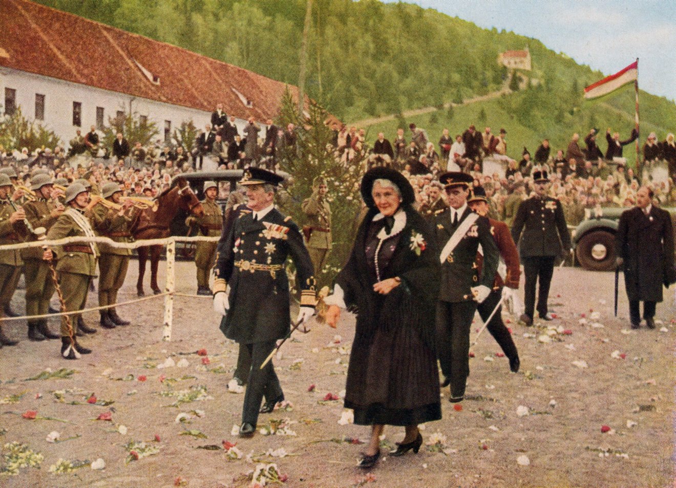 A kormányzópár Csíksomlyón (utólag színezve)