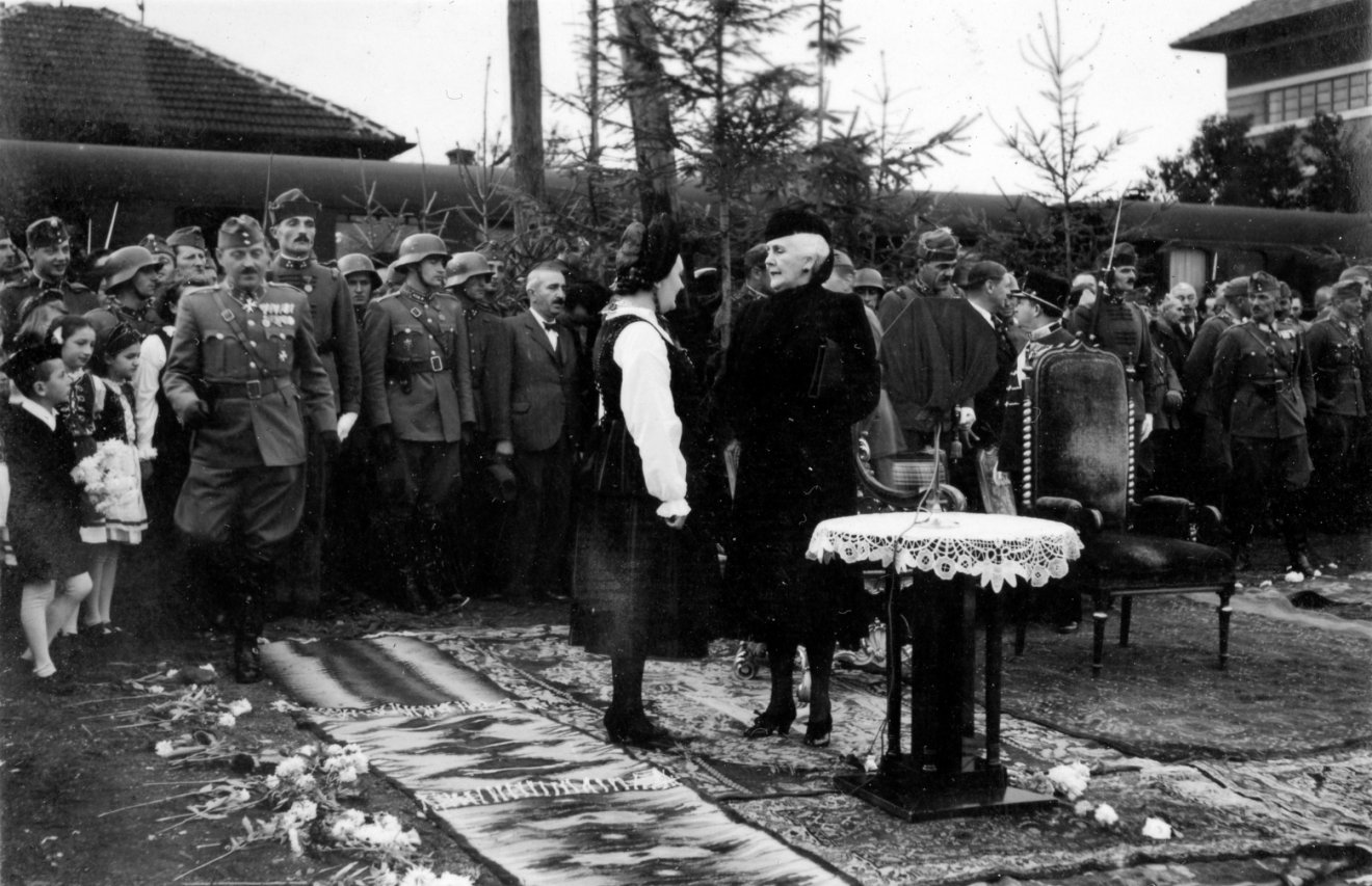 A kormányzó feleségének köszöntése Gyergyószentmiklóson