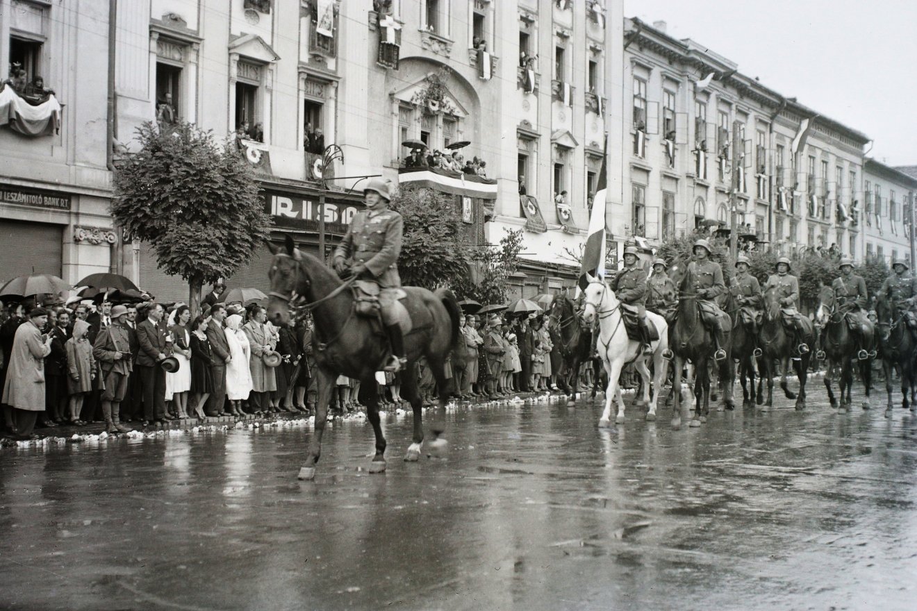 A marosvásárhelyi Rózsák tere (akkor Széchenyi tér) a kormányzópár fogadásakor (1940. szept. 16.)