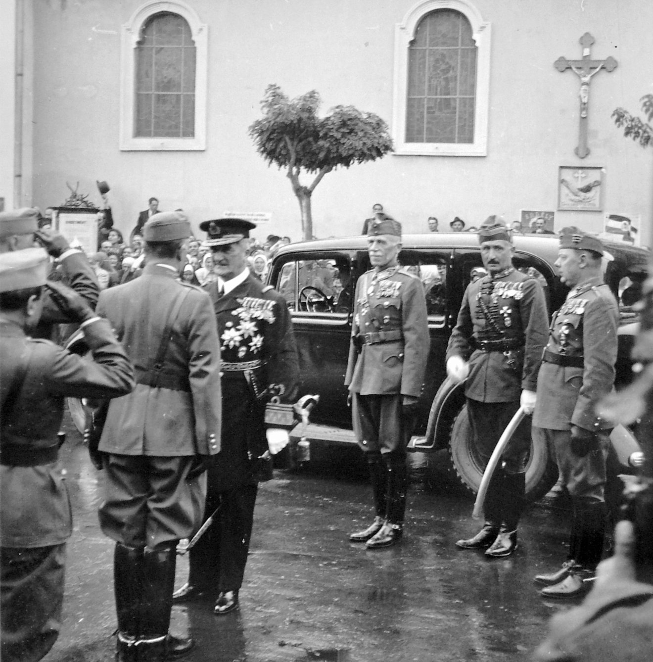 Horthy Miklós a marosvásárhelyi Barátok templománál