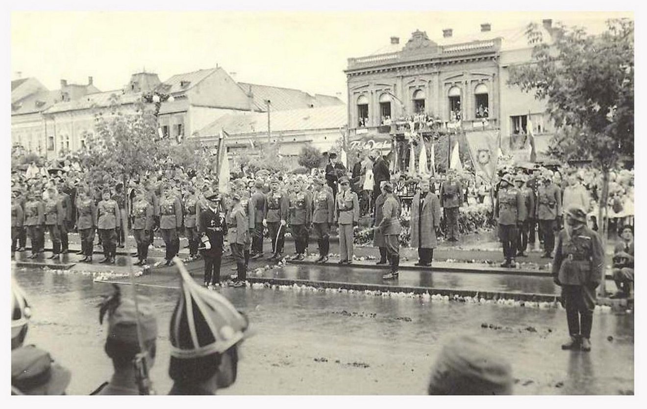 A marosvásárhelyi Rózsák tere (akkor Széchenyi tér) a kormányzópár fogadásakor (1940. szept. 16.)