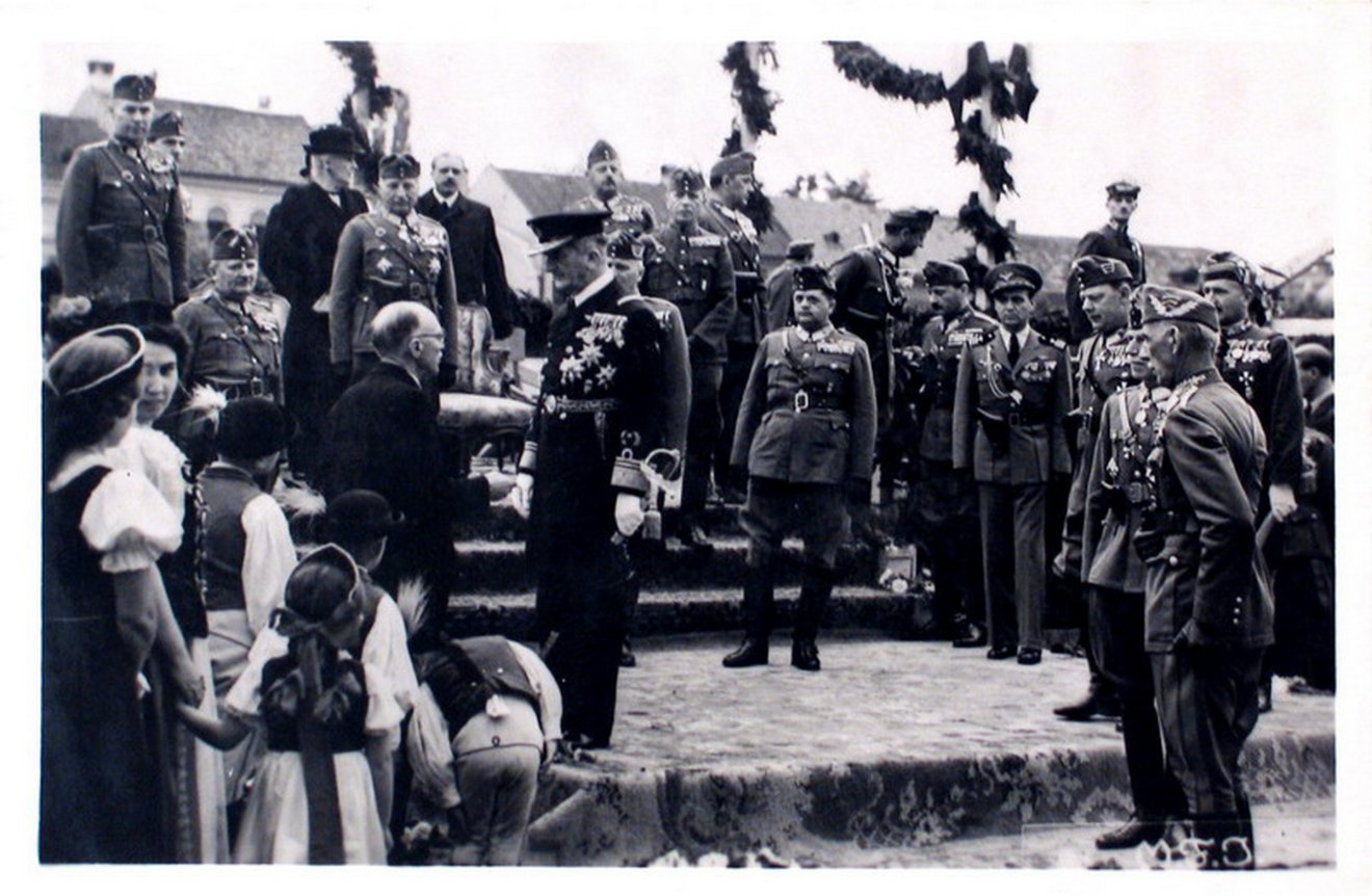 Horthy Miklós fogadása Szászrégenben