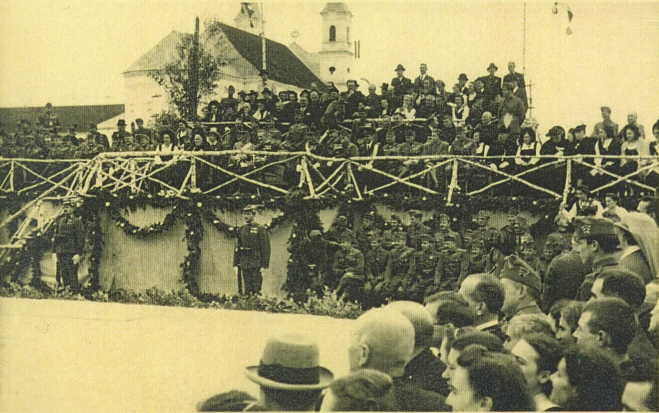 Tribün Csíksomlyón a vendégek tiszteletére •  Fotó: Gál Ibolya gyűjteményéből/Daczó Katalin/Székely Kalendárium