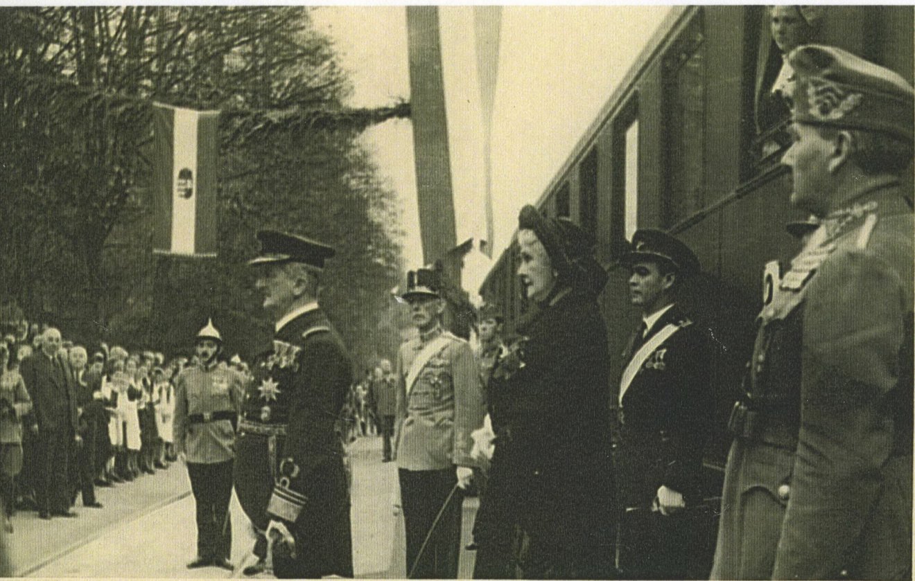 A kormányzó pár a csíkszeredai vonatállomáson