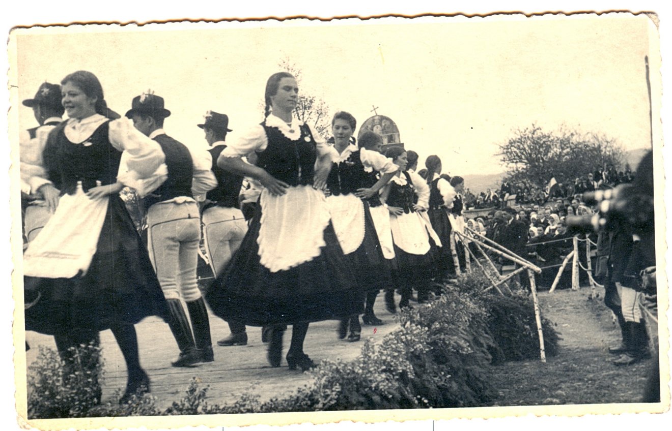 A vendégek a szabadtéri színpadon zajló műsor egy részét tekintették meg