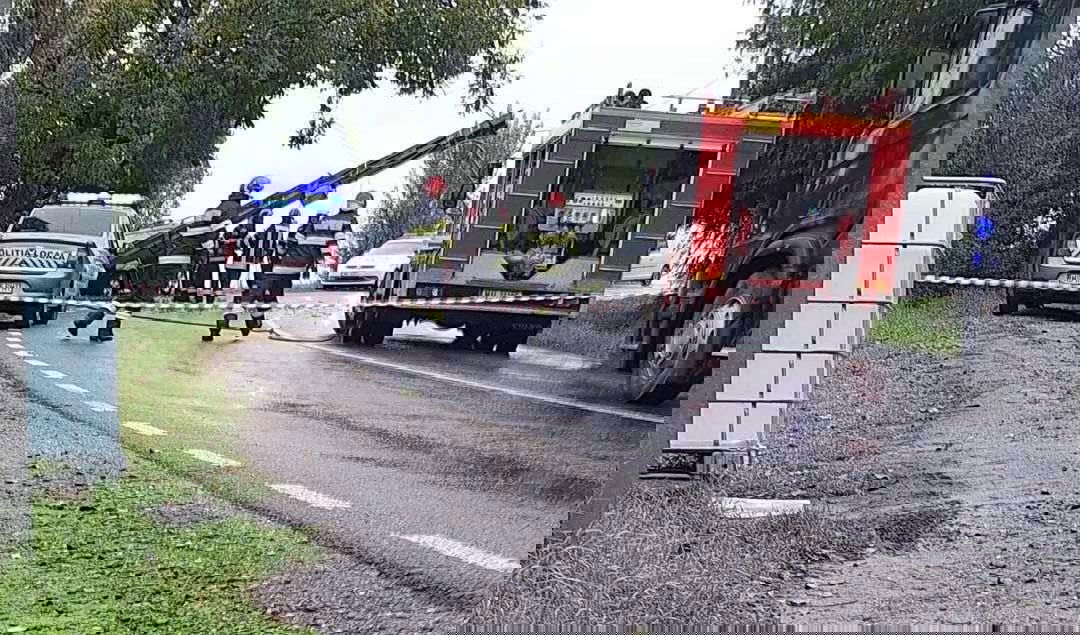 A dicsőszentmártoni tűzoltók biztosítják a helyszínt •  Fotó: InfoMures24/Facebook