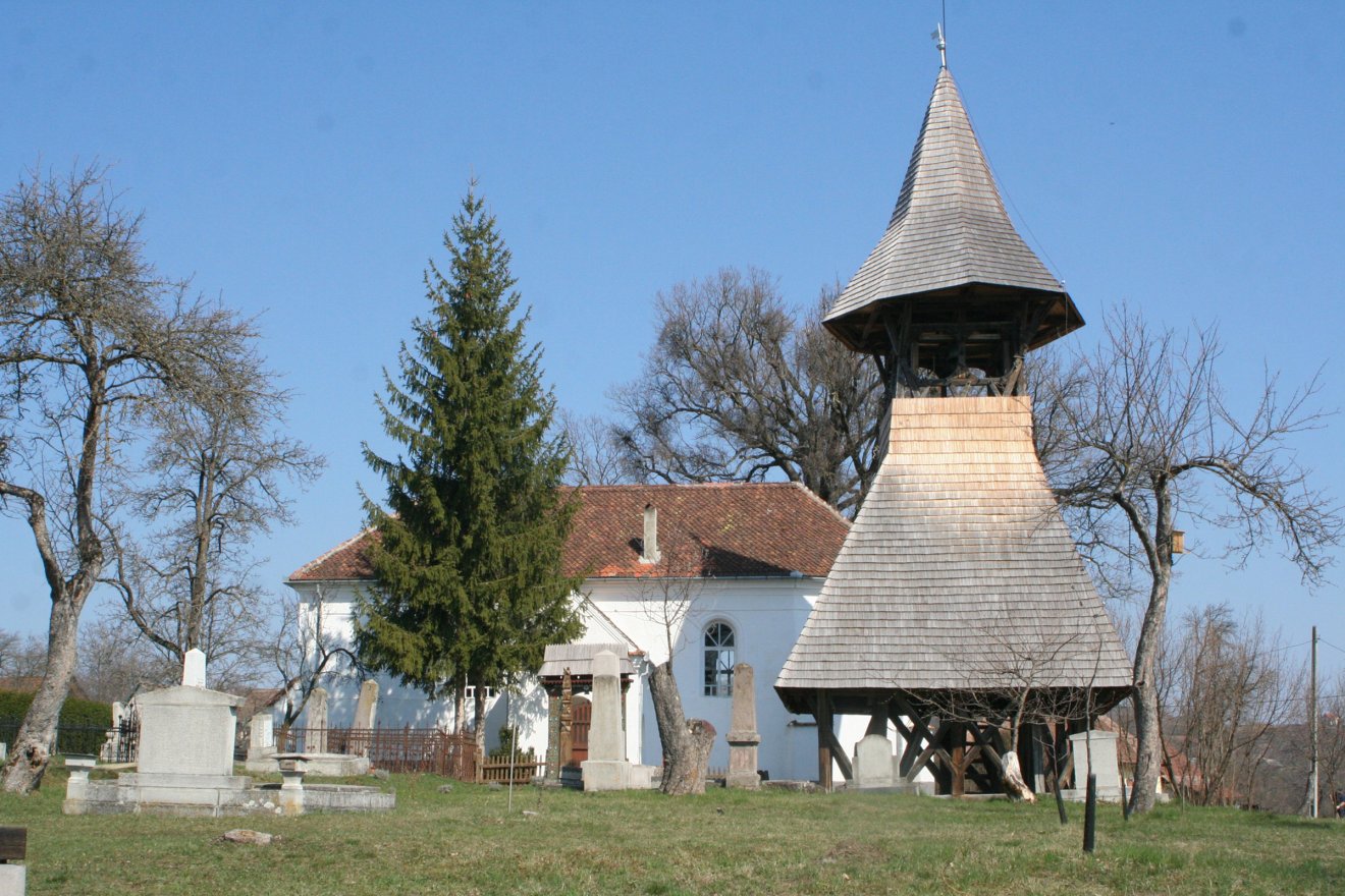 A kálnoki unitárius templom mellett álló, 1781-ben épült harangláb