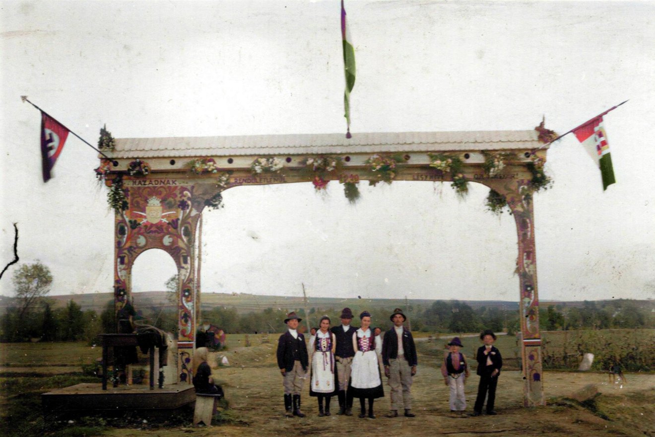 A székelyszáldobosi keresztútnál 1940-ben felállított székelykapu