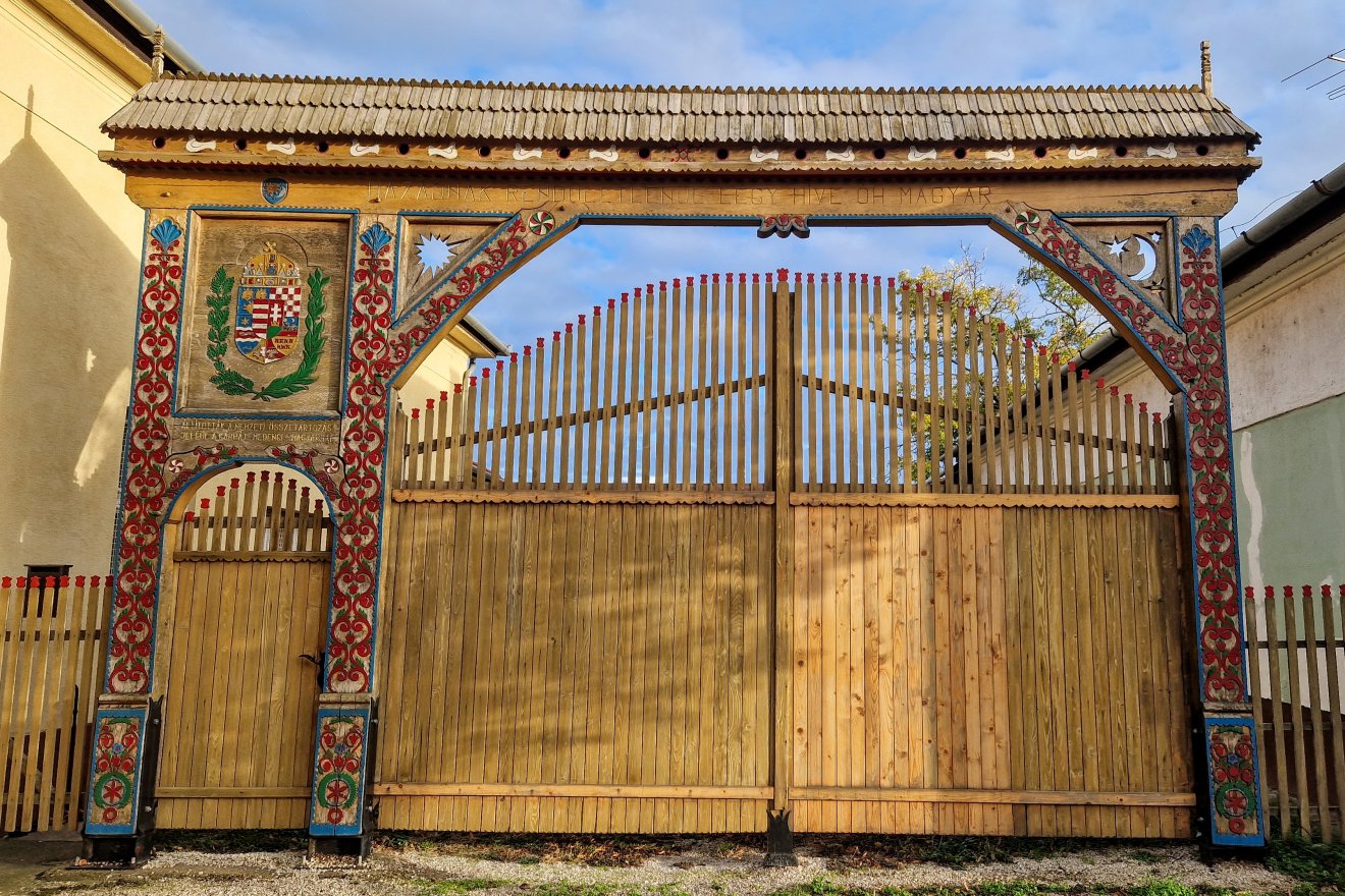 A Történelmi Vitézi Rend, a Magyar Tengerészek Egyesülete, a Horthy Miklós Társaság, a Magyarok Világszövetsége és Kenderes önkormányzata összefogása eredményeként 2010. november 14-én a kenderesi Horthy Miklós Tengerészeti Múzeum melletti zsákutca bejáratánál leleplezték a régivel csaknem azonos kaput mását, amit a néhai mesteremberek, Sütő Béla és Nagy Fábián leszármazottjai állítottak össze, faragtak ki