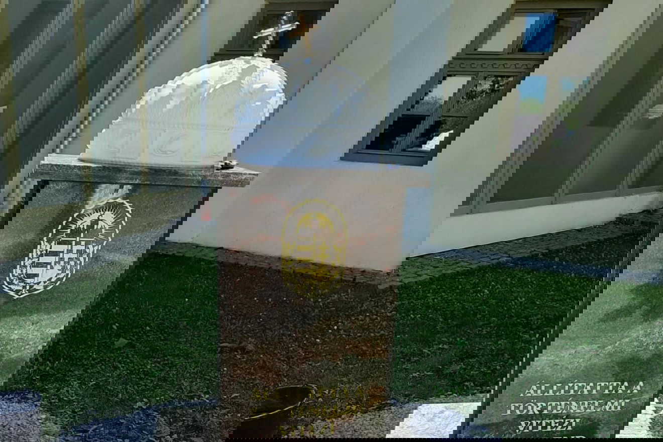 V. Kerecseny László alkotása Nagy Mózes szobrával átellenben kapott helyett a minorita rendház udvarán