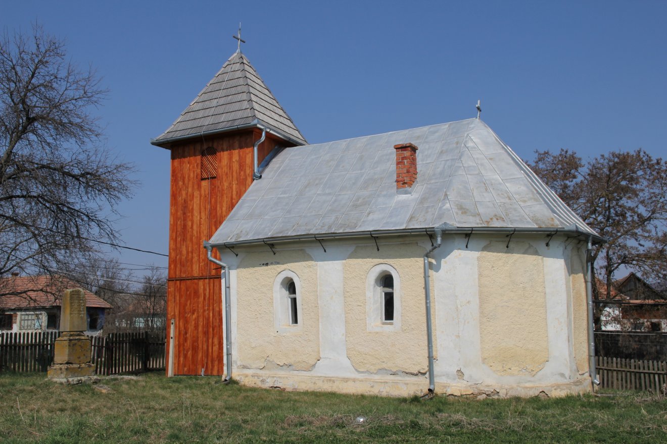 „Hozzásimulva” a kápolnához