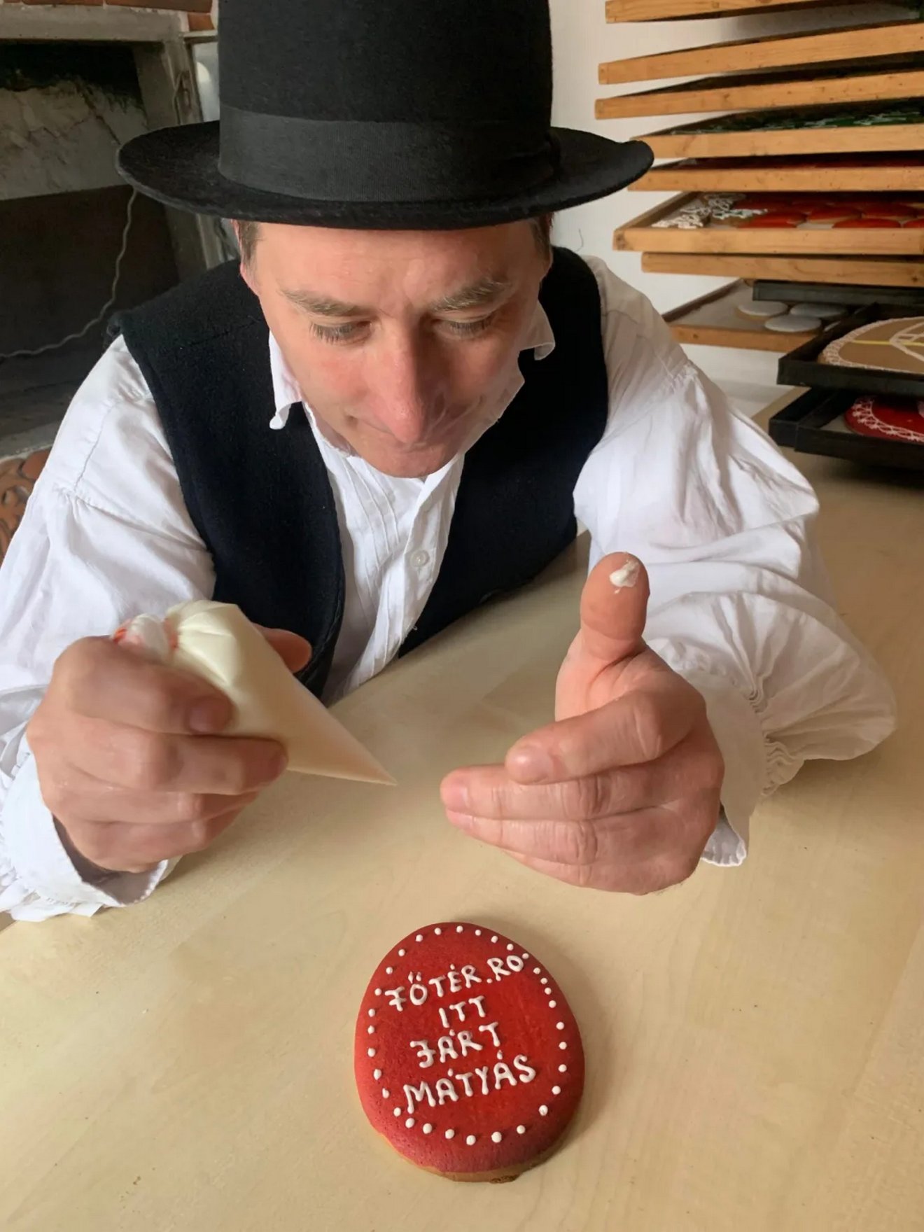 A cifraogácsa-díszítés fortélyait Szántó Józseftől lehet ellesni