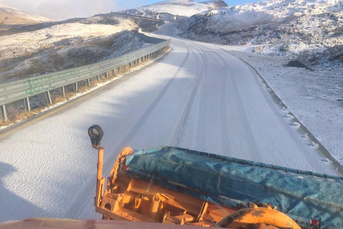 Kedden még hóekékkel takarították az utat a Transzalpinán • Fotó: Meteoplus