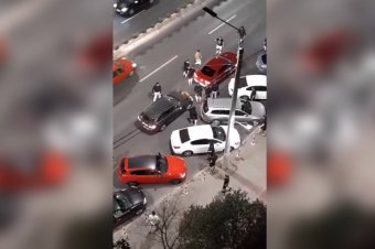 Tucatnyian szálltak ki az autókból és egymásnak estek a főúton – szemtanú rögzítette a verekedést