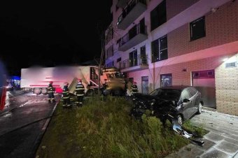 Elszabadult kamion ütközött parkoló autóknak, majd egy tömbházban állt meg