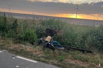 Egy ember meghalt, miután egy rendőrautó belerohant egy szekérbe ma reggel – videóval
