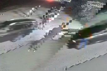 Nyilvánosságra hozták azt a megrázó felvételt, amikor egy klub előtt több fiatalt elgázolnak – videóval