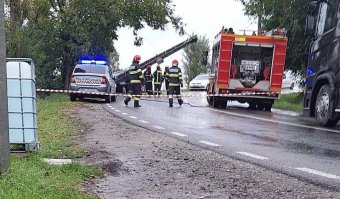 Villanyoszlopot döntött ki egy autó Dicsőszentmártonnál