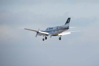 AUR-os tanácsos zuhant le egy kisrepülővel egy katonai egység közelében – videóval