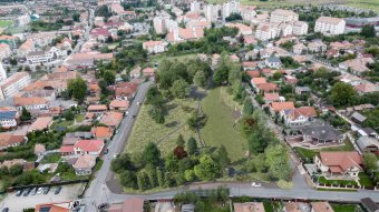 Automatizált közvécé is lesz a felújítandó csíkszeredai parkban, de egyelőre csúszik minden