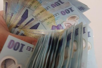 Egy hónap alatt 130 lejjel csökkent a nettó átlagbér Romániában